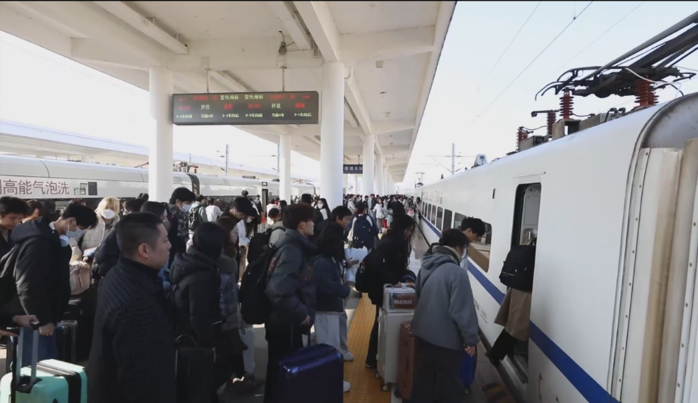 景德镇北站的旅客陆续登上回家的列车。中国铁路南昌局供图